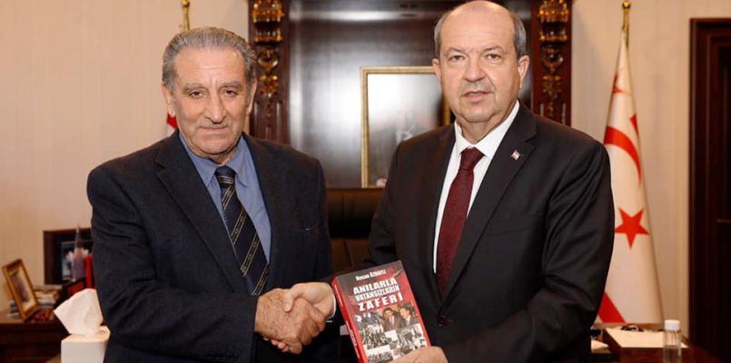 KKTC Cumhurbaşkanlığı - Eski bakanlardan ve milletvekillerinden Hasan Özbaflı, “Anılarla Vatansızların Zaferi” adlı kitabını Cumhurbaşkanı Ersin Tatar’a takdim etti.